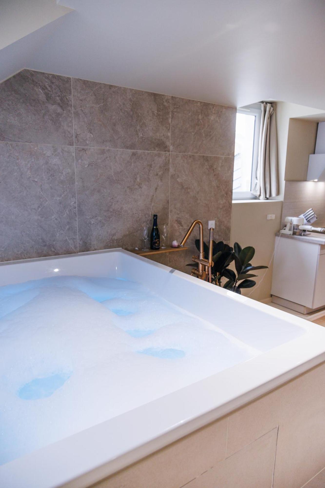 Eden Room - Luxe, Balneo & Sauna เลอม็องส์ ภายนอก รูปภาพ