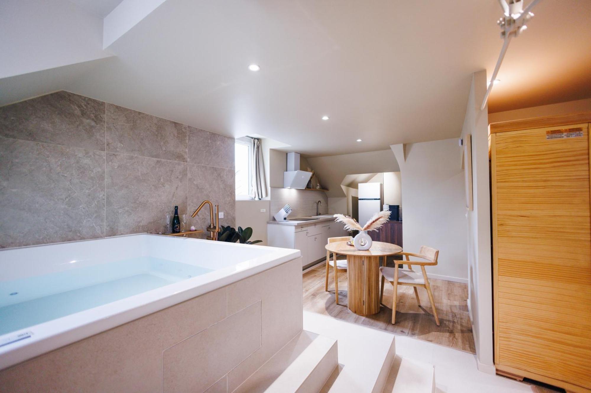 Eden Room - Luxe, Balneo & Sauna เลอม็องส์ ภายนอก รูปภาพ